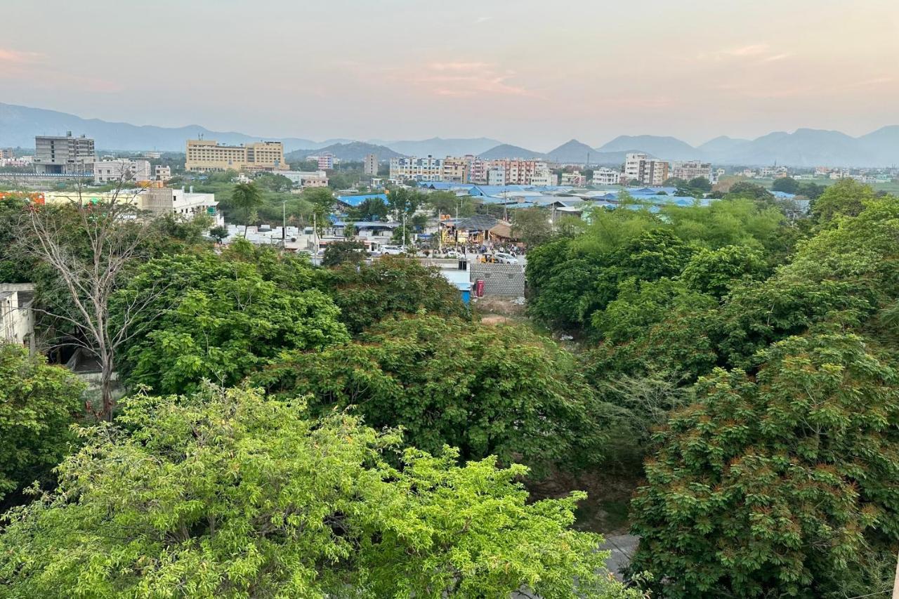 Truelife - Family Suites - Ps4 Veg Restaurant, On Way To Balaji Temple - 2Bhk Ac Apartments - Coffee Tea Milk - Super Fast Wifi, Kitchen, Smart Tv, Parking - Easy Access To Airport, Railway Station And To All Temples - Top Service With Lots Of Love 蒂鲁帕蒂 外观 照片